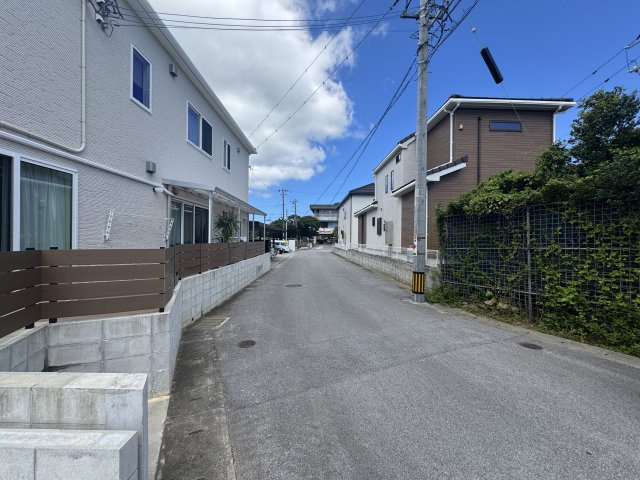 うるま市西原（全4棟）ラスト4号棟の前面道路含む現地写真|※南側公道5.9m～6.3m♪