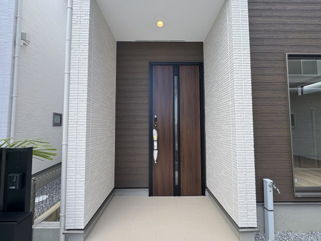 うるま市西原（全4棟）ラスト4号棟の玄関|4号棟　スマートキー付き♪