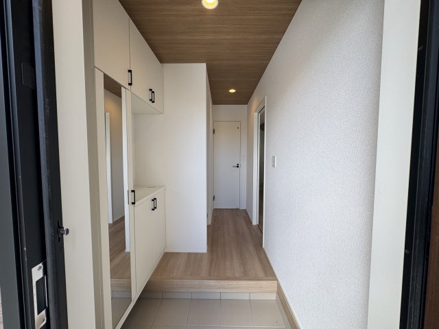 うるま市西原（全4棟）ラスト4号棟の玄関|4号棟　十分な収納付き玄関♪