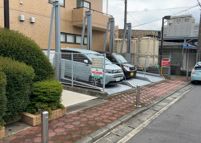 【駐車場】 | フェリス星が丘 | 車一台あたりに必要なスペースは、標準サイズの普通自動車で横幅2m50cm、長さ5mは必要になります。ただし、乗降のことも考慮して横幅3m30cm、長さ5m50cmほどは確保できるところを選びましょう。