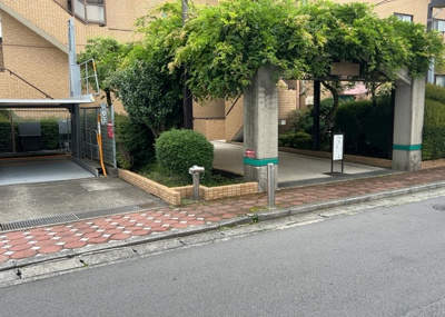 【庭】 | フェリス星が丘 | 物件によっては、入居者が個人的に使用できる専用庭がついているものもあります。また、住宅の中にある土間の部分を庭と呼ぶこともあります。庭の用途は住む人によって変わり、それによってデザインもさまざまです。