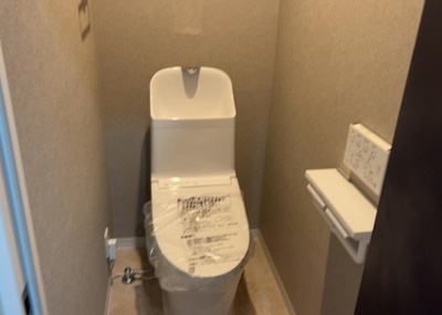 【トイレ】 | フェリス星が丘 | トイレは大きさや形、機能、抗菌性などが異なる多種多彩なタイプが各メーカーから出ています。それぞれに良さがあるため、事前にどういったタイプのトイレがいいのかをご家庭内で決めて、内見に行くといいでしょう。