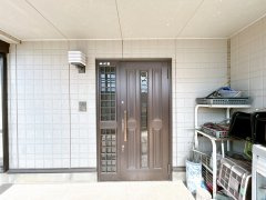 茨城町奥谷　中古戸建の玄関|【リフォーム中】玄関の写真です。