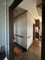 茨城町奥谷　中古戸建のその他|【リフォーム中】1階廊下別角度の写真です。