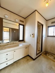 茨城町奥谷　中古戸建の独立洗面台|【リフォーム中・6/5撮影】2階洗面脱衣室の写真です。