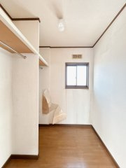 茨城町奥谷　中古戸建の収納|【リフォーム中・6/5撮影】13帖洋室内のウォークインクローゼットの写真です。