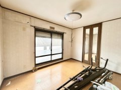 茨城町奥谷　中古戸建の洋室|【リフォーム中・6/5撮影】2階中央6帖洋室の写真です。壁天井クロス、床クリーニング、照明交換を行います