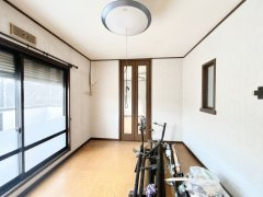 茨城町奥谷　中古戸建の洋室|【リフォーム中・6/5撮影】2階中央6帖洋室別角度の写真です。