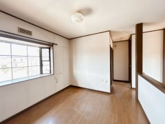 茨城町奥谷　中古戸建の洋室|【リフォーム中・6/5撮影】2階ホールの写真です。壁天井クロス、床クリーニング、照明交換を行います。