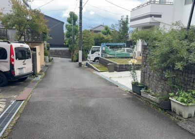【外観】 | ガルボシティー八王子市絹ヶ丘２丁目５期 | 現地に行くなら、物件の周囲の地形がどうなっているかを見ることも大切です。周辺より低くなっている土地では、大雨などで水が集まりやすいため、地盤が弱くなっているということも考えられるため、注意が必要です。