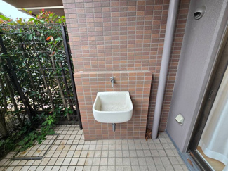 【バルコニー】 | エンゼルクレッセ西難波 | テラス部分にはスロップシンクが設けられております！