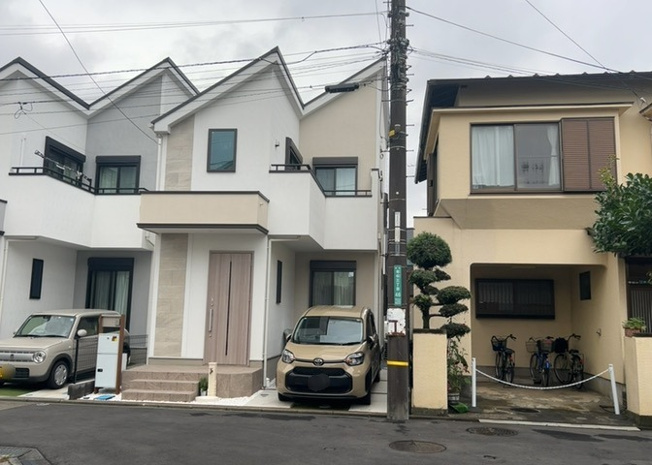 【玄関】 | ガルボシティー相模原市南区若松３丁目６期　№２ | 玄関は家の顔でもあり、家族以外の目にも止まる場所です。玄関は外との間を仕切る扉、靴などをしまっておく収納スペース、靴脱ぎのたたきスペース、来客とのやり取りをするドアホンなど複数のアイテムからなります。