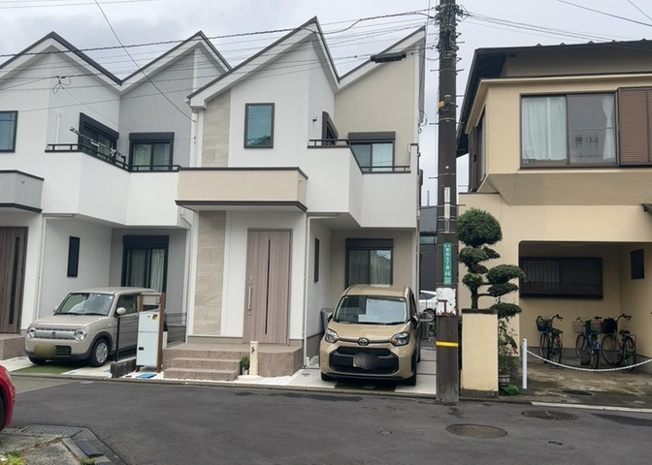 【外観】 | ガルボシティー相模原市南区若松３丁目６期　№２ | 南側道路の場合は長い時間光を入れ込むことができるため、庭やリビングを道路側に持ってくることが多く土地価格も高い傾向にあります。一方北側道路だとリビングや庭が南側になりプライバシーを守ることができます。