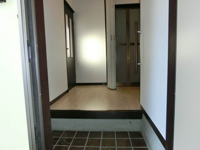 東岡山駅前貸家の玄関