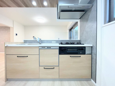 【キッチン】 | ◆杉田大谷団地　ペット飼育可/Renovation快適なお部屋/2階/管理体制良好/南東向き/ | ◆キッチンからダイニングやリビングが見渡せるキッチン。料理をしながら家族とコミュニケーションをとれるだけでなく、大きな開放感も得られることができます。