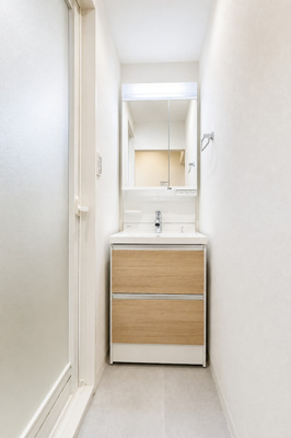 【独立洗面台】 | ◆杉田大谷団地　ペット飼育可/Renovation快適なお部屋/2階/管理体制良好/南東向き/ | ◆三面鏡裏や、シンクしたにも多数収納を備えた、広々とした洗面化粧台。窓のある明るい洗面所で毎日の身支度も気持ち良くお使い頂けます。