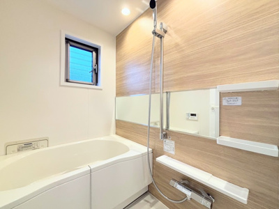 【浴室】 | ◆杉田大谷団地　ペット飼育可/Renovation快適なお部屋/2階/管理体制良好/南東向き/ | ◆モダンデザインの空間が気持ちよさを高めてくれるバスルーム。すっきりとした清潔感の中に都会的なセンスが感じられ、心身をリフレッシュできる寛ぎを深めてくれるスペースです。