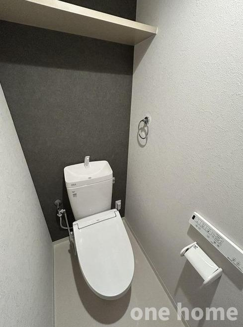 エンゼルハイム東三国のトイレ|◆新調された温水洗浄便座付きトイレです！操作がしやすい壁掛けリモコン♪