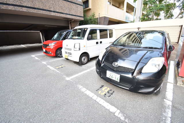 アクタス天神アネックスの駐車場