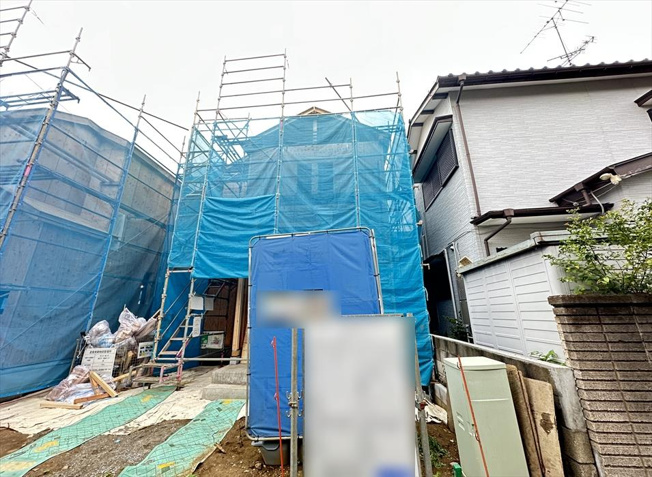 【外観】 | 富士見市水谷東1丁目　新築一戸建住宅　全4棟　(丸井志木店) | 販売現地／2026年7月6日撮影　
小・中学校まで徒歩9分。通学時間が短い分、交通事故や防犯上のリスクにさらされる時間も短くなる傾向があり、お子様の通学も安心便利。