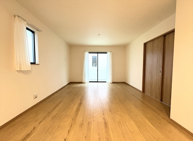 【居間・リビング】 | 富士見市水谷東1丁目　新築一戸建住宅　全4棟　(丸井志木店) | リビングからダイニングまでひと続きになった、開放感のある空間。家族がそれぞれの時間を過ごしながらも、自然と同じ空間に集まれる心地よい住まいです。