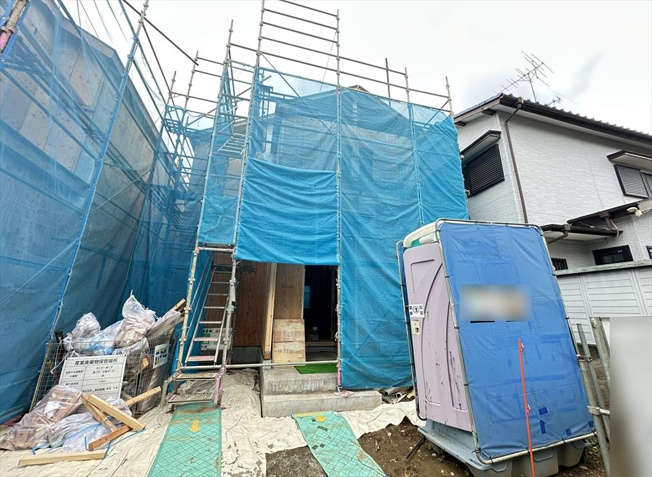 【外観】 | 富士見市水谷東1丁目　新築一戸建住宅　全4棟　(丸井志木店) | 販売現地／2026年7月6日撮影　
教育施設や買い物施設が身近に揃い、毎日の暮らしを快適にサポート。落ち着いた街並みの中で、家族みんなが安心して新生活を始められるロケーションです。