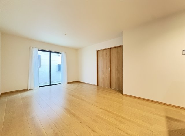 【居間・リビング】 | 富士見市水谷東1丁目　新築一戸建住宅　全4棟　(丸井志木店) | 明るい木目のフローリングが、空間全体にあたたかみをプラス。ナチュラルな色合いでまとめられたLDKは、家具やインテリアとのコーディネートも楽しめます。