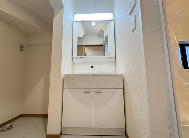 【独立洗面台】 | 富士見市水谷東1丁目　新築一戸建住宅　全4棟　(丸井志木店) | 三面鏡付きの洗面化粧台を備えた洗面室。鏡裏の収納に洗面用品などを整理でき、毎日の身支度もスムーズに行えそうです。