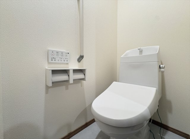 【トイレ】 | 富士見市水谷東1丁目　新築一戸建住宅　全4棟　(丸井志木店) | 手摺を備えた1階トイレ。立ち座りの動作をサポートしてくれるため、小さなお子様からご年配の方まで、家族みんなの使いやすさに配慮された空間です。