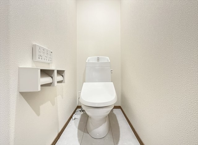 【トイレ】 | 富士見市水谷東1丁目　新築一戸建住宅　全4棟　(丸井志木店) | 2階にもトイレを設置し、各階で使い分けられる便利な住まい。朝の忙しい時間帯も混雑を避けやすく、就寝時やプライベートな時間にも重宝します。
