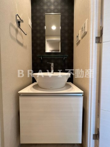 エスライズ東本町　BRAVI不動産の独立洗面台|【エスライズ東本町】独立洗面台、小物を置くことができて便利です