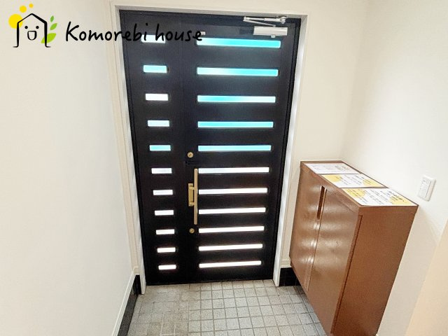 上尾市平塚　中古戸建ての玄関