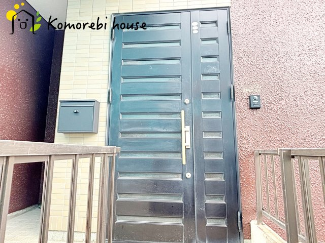 上尾市平塚　中古戸建ての玄関