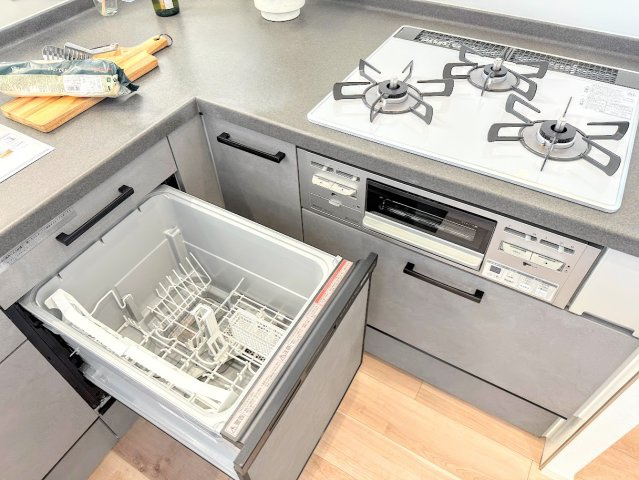 ヒルズ南戸塚プリメゾン一号棟の設備|◆食後の食器洗いは食洗機にお任せ！ご家族と団らんの時間を。家事の時短に効果大の食洗器付き。高温洗浄、節水効果もございます。