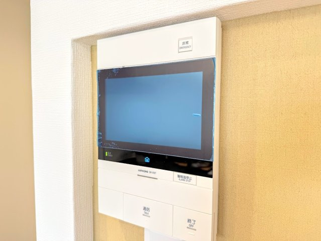 ヒルズ南戸塚プリメゾン一号棟のセキュリティ|◆玄関に行かなくても来訪者が確認でき、ハンズフリーで会話をすることが出来ます。モニターを確認する事によって防犯効果も高まります。