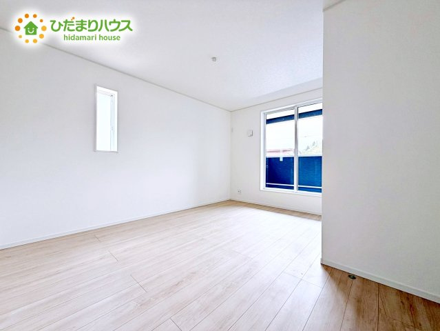 【寝室】 | 東海村村松第4　新築戸建　 | バルコニーに面していて、たっぷり光りの入る明るい主寝室です！