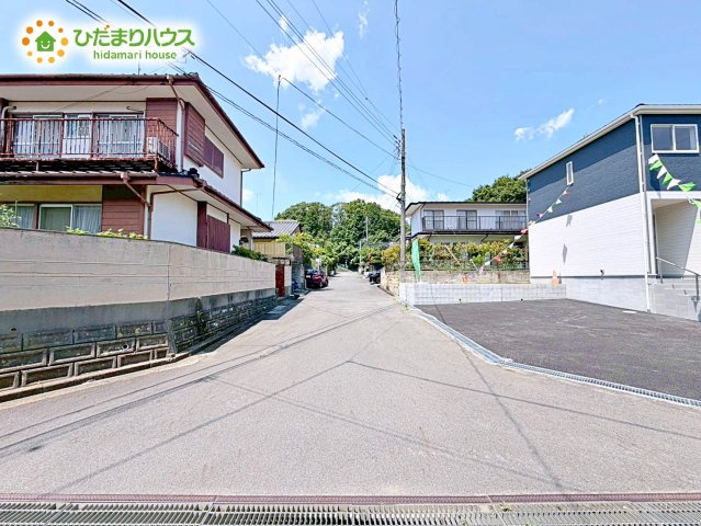 【前面道路含む現地写真】 | 東海村村松第4　新築戸建　 | 繁華街のようなにぎやかさがないため、車の音や話し声が少なく、静かな生活を望む人に適している閑静な住宅地！