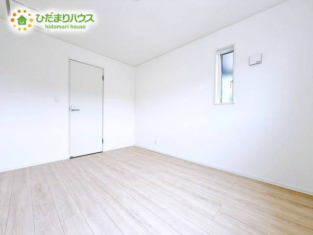 【洋室】 | 東海村村松第4　新築戸建　 | 白を基調とした明るく爽やかな子ども室。自分の時間に集中できる、落ち着きのある居室です。学習机やベッドなどの家具もゆとりを持って配置できます。