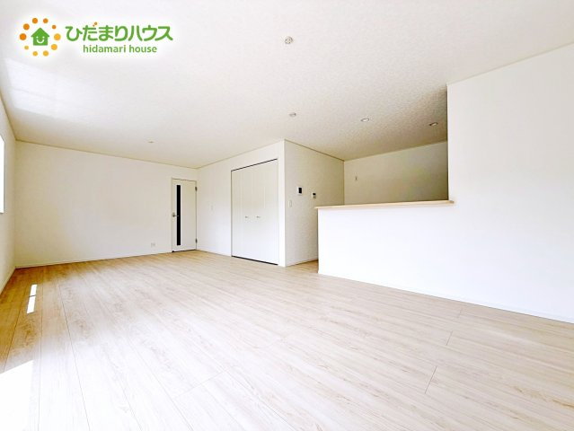 【居間・リビング】 | 東海村村松第4　新築戸建　 | 閑静な住宅地は夜間も静かで、窓を開けて寝ても快適に過ごしやすいのも大きな魅力！