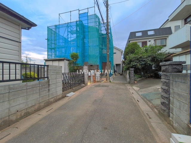 草加市新里町 新築分譲住宅の前面道路含む現地写真