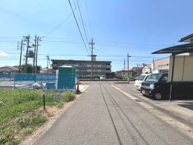 グラファーレ　丹羽郡扶桑町柏森　全1区画分譲の居間・リビング|シンプルでモダンなデザインで床材は複合基材でキャスター傷や落下傷に強さを発揮します。
