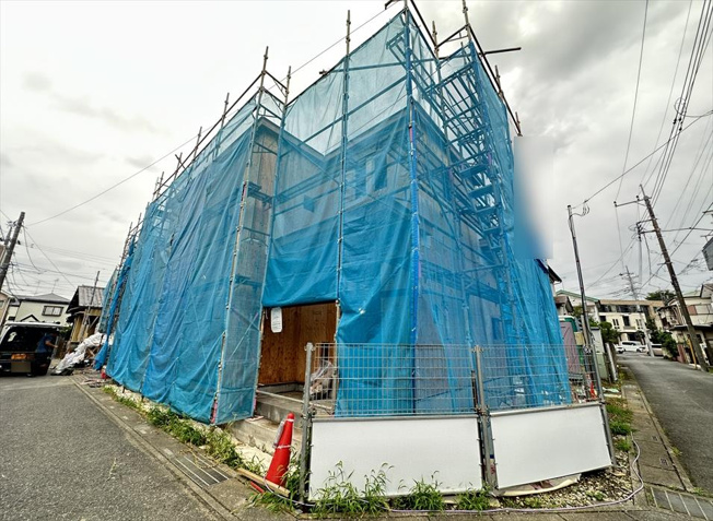 【外観】 | 富士見市水谷東1丁目　新築一戸建住宅　全4棟　(丸井志木店) | 販売現地／2026年7月6日撮影　
教育施設や買い物施設が身近に揃い、毎日の暮らしを快適にサポート。落ち着いた街並みの中で、家族みんなが安心して新生活を始められるロケーションです。