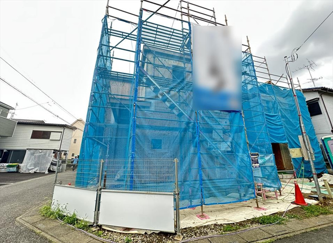 【外観】 | 富士見市水谷東1丁目　新築一戸建住宅　全4棟　(丸井志木店) | 販売現地／2026年7月6日撮影　
子育て支援が充実した富士見市。子育て相談窓口や病児保育、ファミリー・サポートなど、子育て世帯を支える環境が整い、安心して新生活をスタートできます。