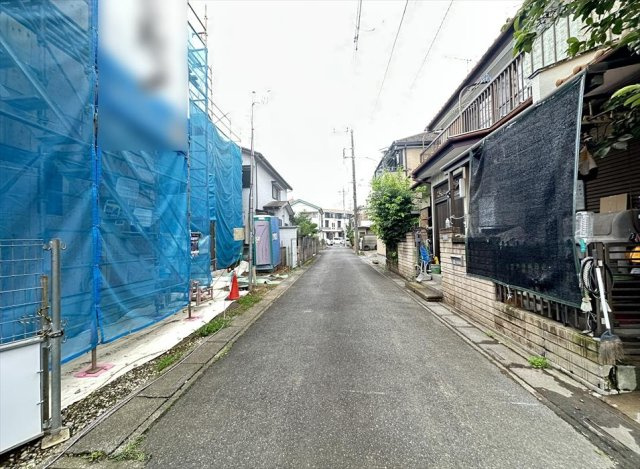 【前面道路含む現地写真】 | 富士見市水谷東1丁目　新築一戸建住宅　全4棟　(丸井志木店) | 穏やかな街並みと開放感のある前面道路が、心地よい暮らしを演出します。