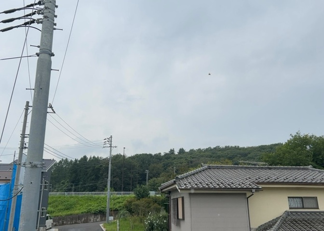 【展望】 | バルコニーからの眺望は、緑豊かな住宅地ならではの落ち着いた風情が広がっています。周辺に背の高い遮蔽物がなく通風良好で、四季折々の空の移ろいを体感できます。現地で素晴らしいロケーションをご確認ください。