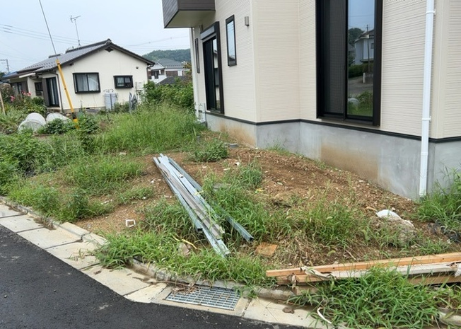 【駐車場】 | 敷地内にはお車2台を駐車可能なカースペースを配置しています。セカンドカーの所有や来客時にもスムーズに対応できるゆとりある広さです。前面道路との接道状況や車の出し入れのしやすさを現地でお確かめいただけま