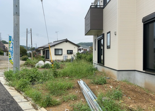 【庭】 | 敷地面積130.04㎡のゆとりを生かした専用庭空間がございます。お子様のちょっとした遊具スペースやガーデニング、家庭菜園など多目的に楽しめます。南西向きの明るいお庭で家族の笑顔が広がる屋外空間です。