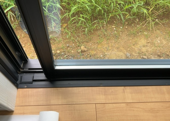 【内装】 | 冷暖房効率を高める複層ガラスやフローリング仕様など、快適性にこだわった上質な内装です。新築ならではの最新設備と綺麗な室内空間で、家族みんなが安心して健康的に暮らせる住生活環境をご提供しています。