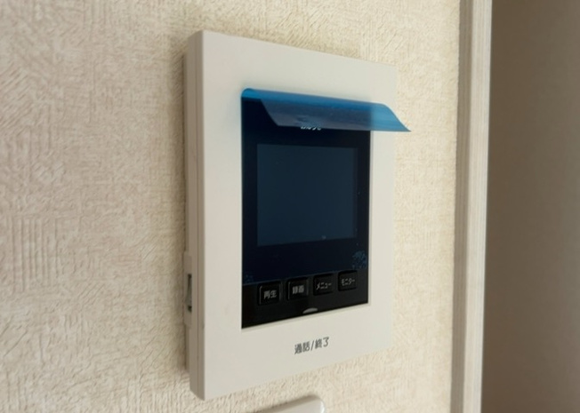 【セキュリティ】 | 防犯性に優れたTVモニタ付インターホンを標準装備しています。室内から来訪者の顔をモニター越しにしっかり確認できるため、小さなお子様のお留守番や夜間の対応時も安心感が高まる心強い防犯設備となっております