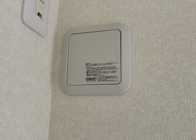 【冷暖房・空調設備】 | 断熱効果の高い複層ガラスと効率的な通風設計により、年間を通じて快適な室温を保ちやすい空調環境です。結露の発生も抑えられ、お部屋の清潔をしっかりキープ。冷暖房の消費電力を抑えて省エネ暮らしに貢献いたしま